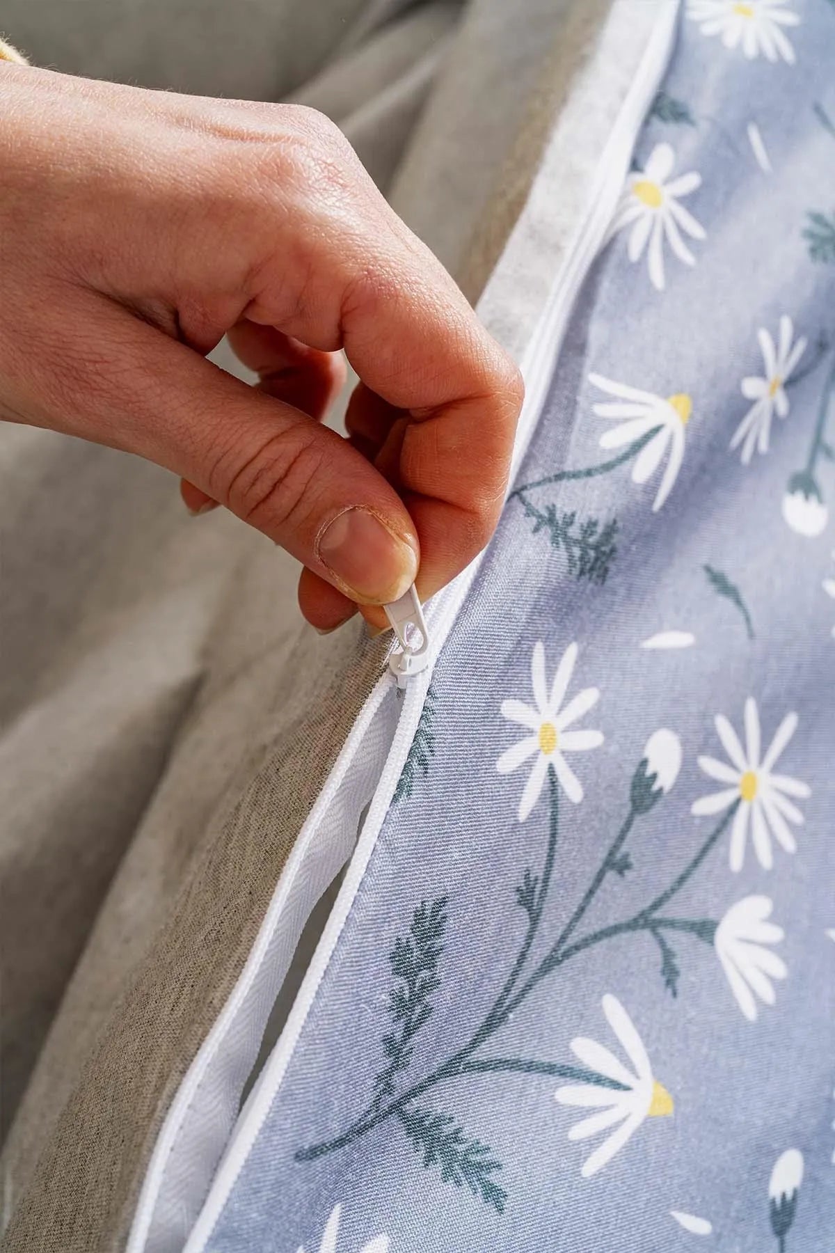 Gray Daisies Polycotton Double Size Duvet Cover Set, Zipper, 200×215 cm, 3-Piece